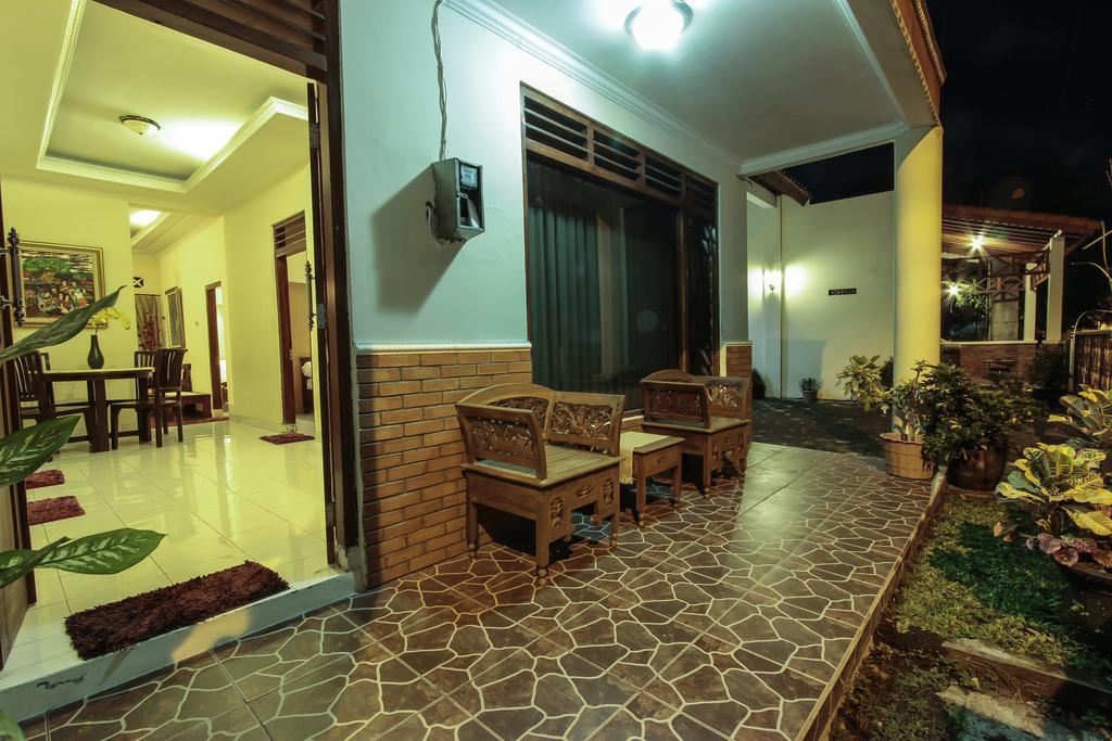 Griya Langen Guesthouse Jogyakarta Zewnętrze zdjęcie